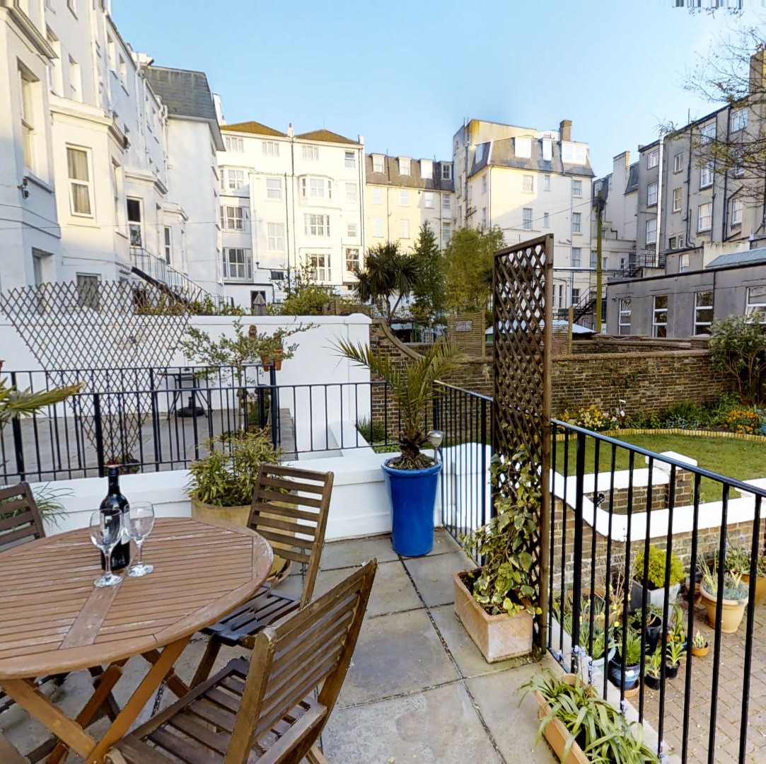 Luxury holiday apartment rental in Eastbourne with sun terrace