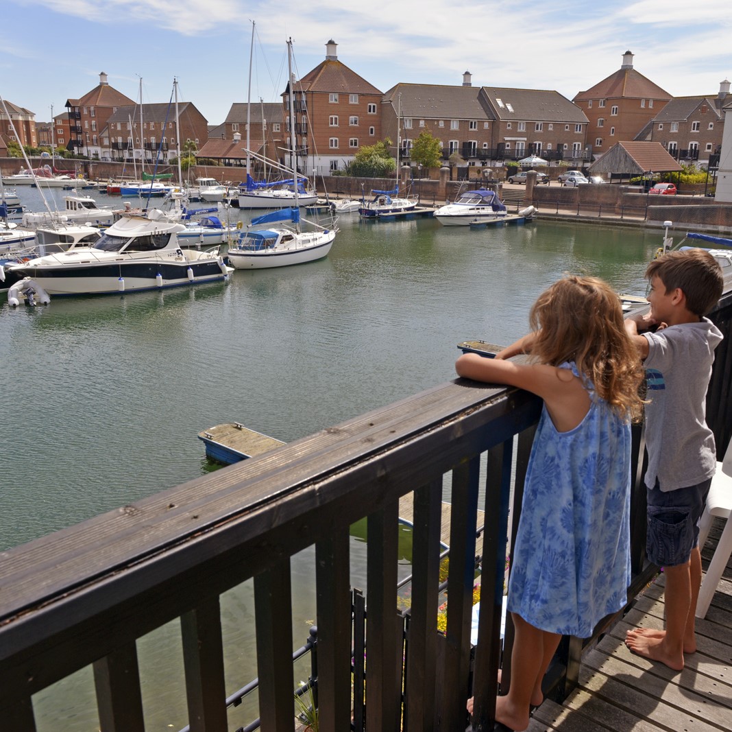 Dog friendly cottages Eastbourne with 3 bedrooms Waterside for 5