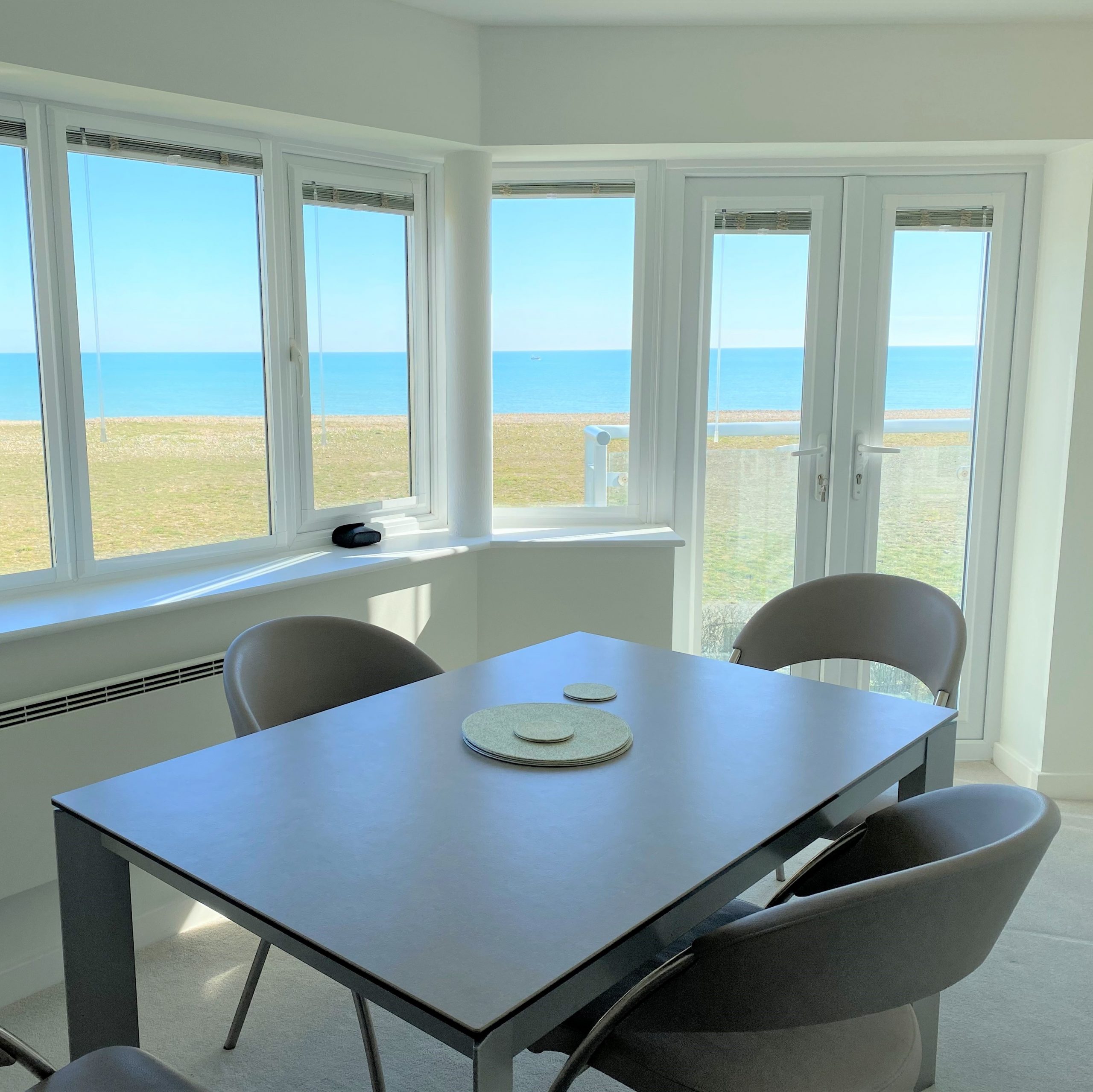 Seaview apartment with overlooking the beach and sea with two beds for 4