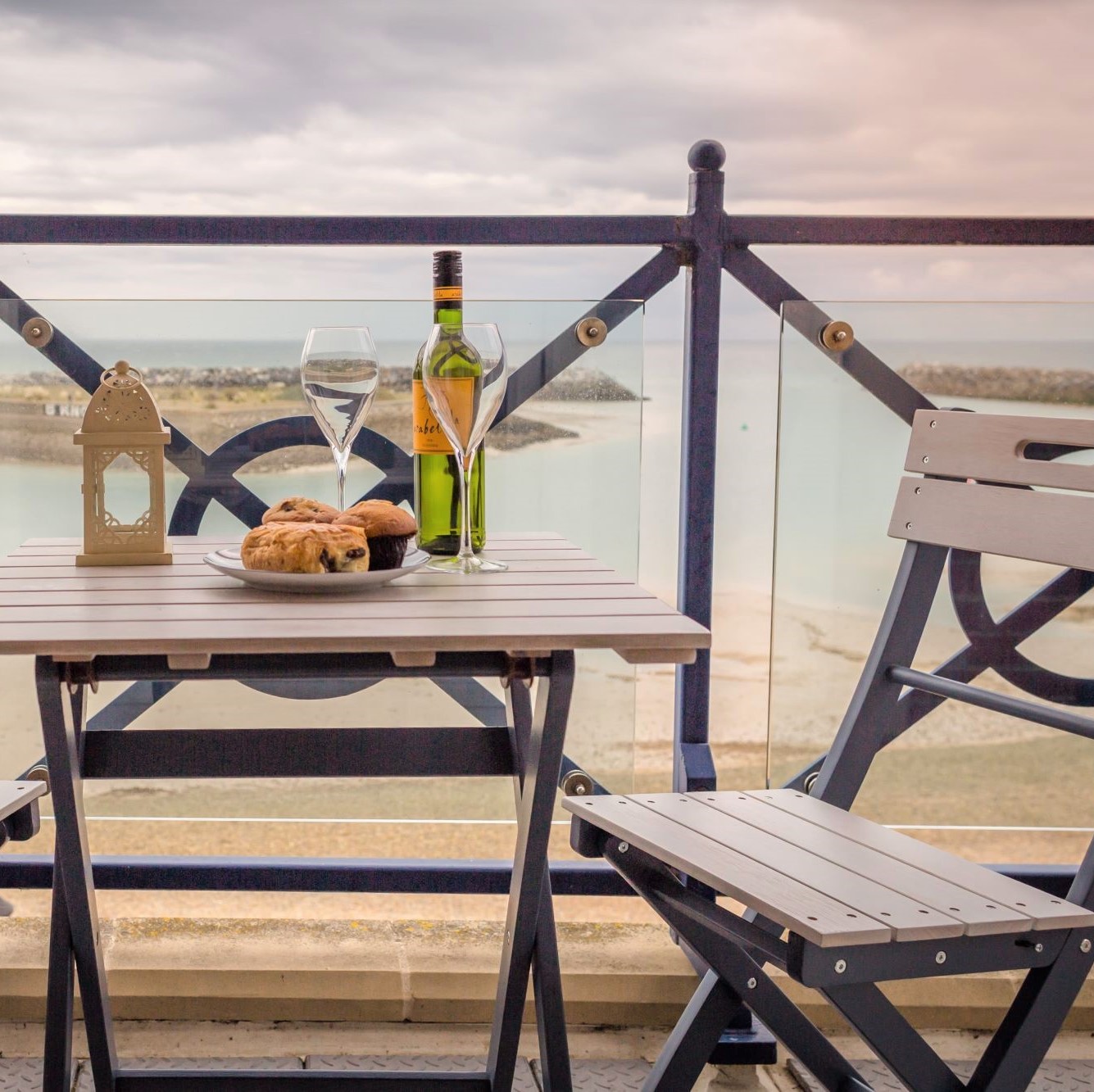 Sea views self catering apartment in Sovereign Harbour, Eastbourne